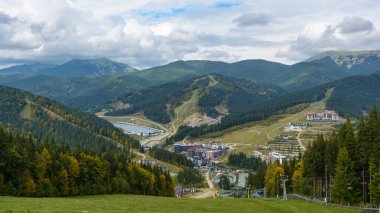 Karpat Dağları, Bukovel, kayak merkezi, Ukrayna. Sonbahar manzarası.