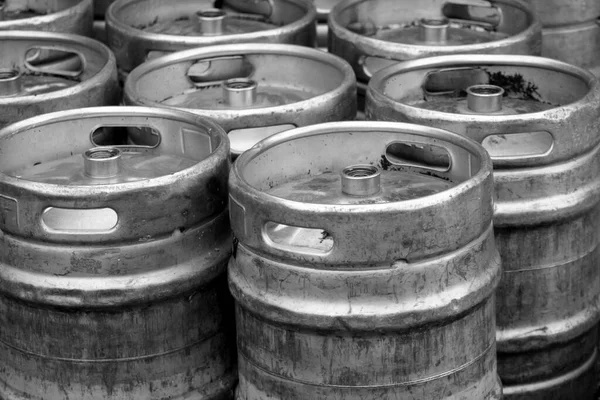 Geniş metal bira, bira veya bira fıçıları, fıçılar veya fıçılar.