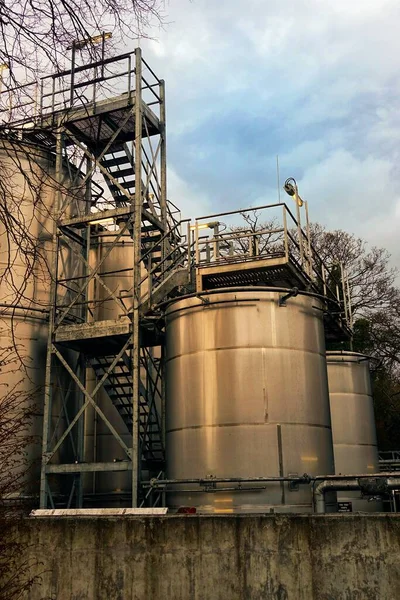 Büyük çelik sanayi fıçıları ya da gaz ya da kimyasallar için konteynırlar, kırsal alanda yürüyüş yolları ve girişleri olan.