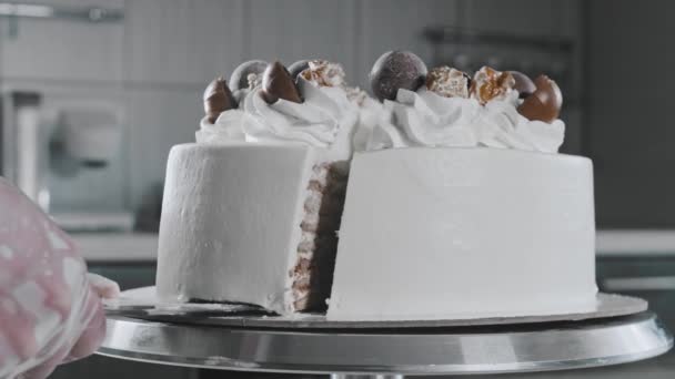 Kivágni egy darab kész kézzel készített tortát, és kivenni a lapockán. — Stock videók