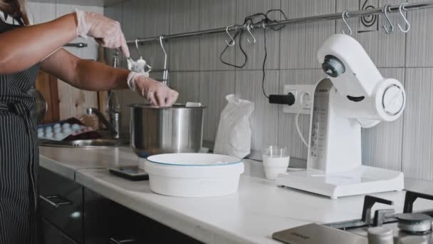 Köchin macht Teig für den Kuchen in der Küche — Stockvideo