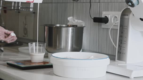 Mujer chef haciendo masa - verter leche en el vaso — Vídeos de Stock