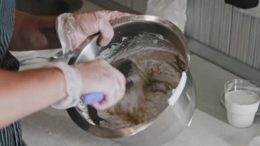 Pasta yapan kadın şef. Kremayı kek için karıştırıyor.