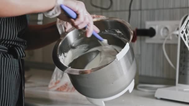 Kobieta kucharz robi ciasto - mieszanie top krem do ciasta — Wideo stockowe