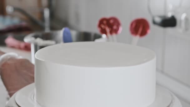 Női szakács, hogy egy torta - mutatja a tortát borított fehér krém — Stock videók