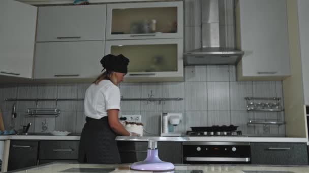 Kvinna kock som serverar färdiga handgjorda tårta på tallriken — Stockvideo
