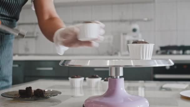 Köchin schneidet Keksstücke aus den Cupcakes — Stockvideo