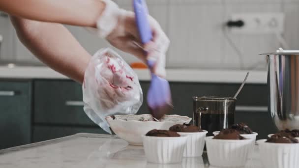 Chef mulher fazendo um bolo - colocando enchimento de cereja no saco de pastelaria — Vídeo de Stock