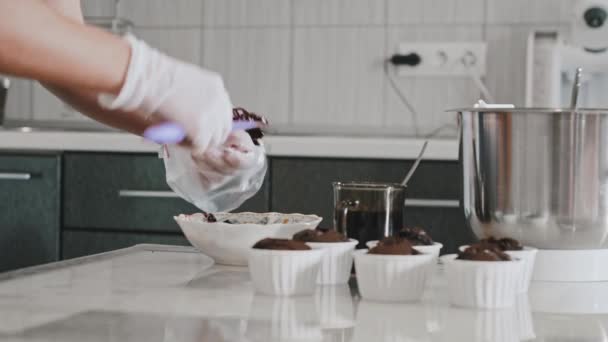Um chef fazendo um bolo - colocando recheio de cereja no saco de pastelaria — Vídeo de Stock