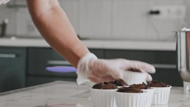 Vrouw chef-kok het maken van een taart - het plaatsen van kersenvulling in de banketbakkerszak en het toepassen van het op de cupcakes — Stockvideo