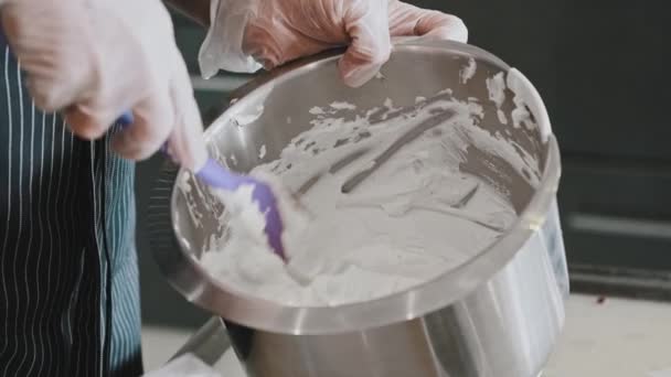 Női séf, hogy a torta - keverés a felső fehér krém a torta — Stock videók