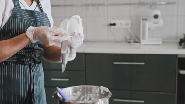 Chef haciendo un pastel - poniendo la crema blanca superior en la bolsa de la panadería — Vídeo de stock