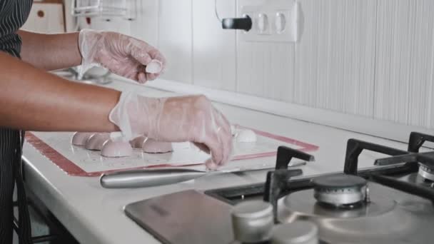 Woman chef smoothing out the molds for the cream — Stock Video