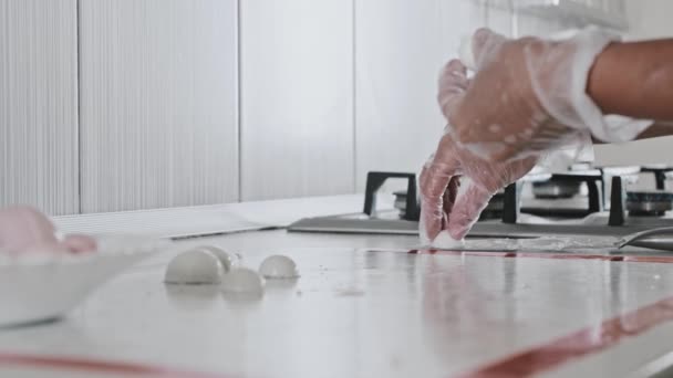 Uno chef appianare i bordi di uno stampo bianco crema nella cucina bianca — Video Stock