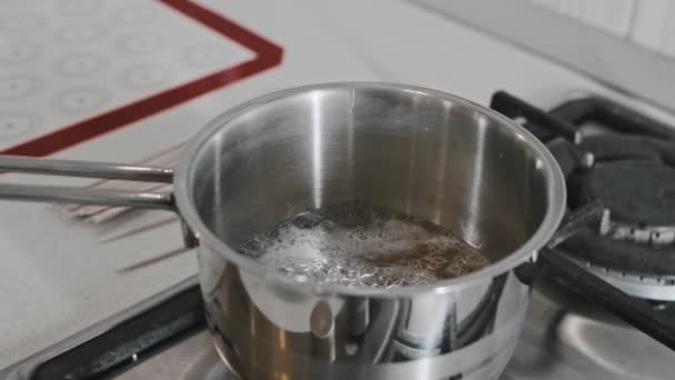Šéfkuchař v bílé kuchyni dělá cukrový sirup v pánvi — Stock video