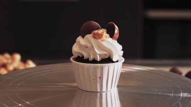 Díszített csokoládés vaníliás süti a tálalóállványon — Stock videók
