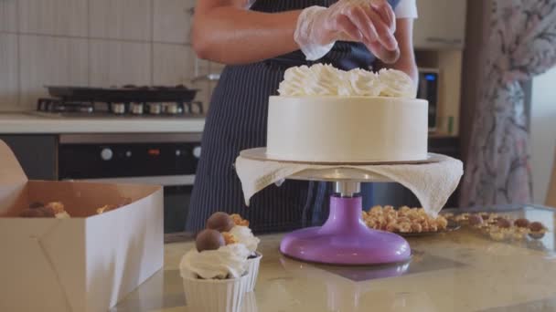 Vrouw chef-kok versieren handgemaakte taart met chocolade op de serveerplaat — Stockvideo