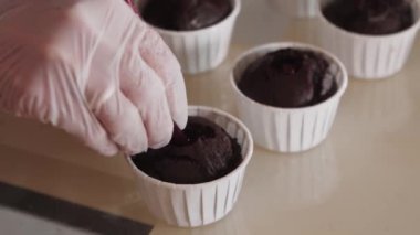 Kek kirazını dolduruyorum.