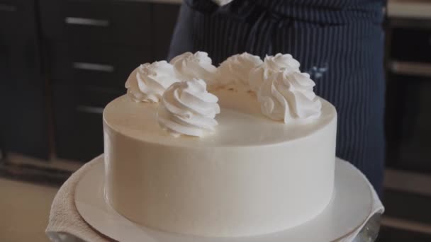 Női szakács díszítő fehér kézzel készített torta, hogy tejszín a tetején — Stock videók
