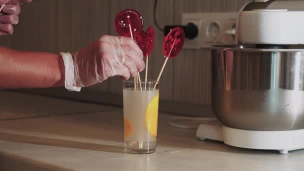 주방장 이 막대 위에 손으로 만든 롤리팝을 컵에 넣는 모습 — 비디오