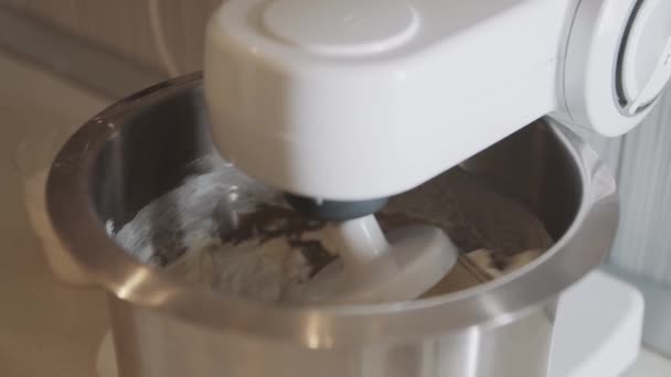 Mechaniczne urządzenie automatycznie ugniata ciasto w kuchni — Wideo stockowe