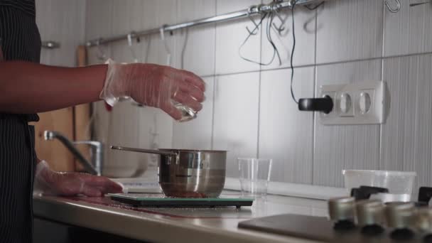 Szakács öntött egy pohár vizet az edénybe a konyhában. — Stock videók