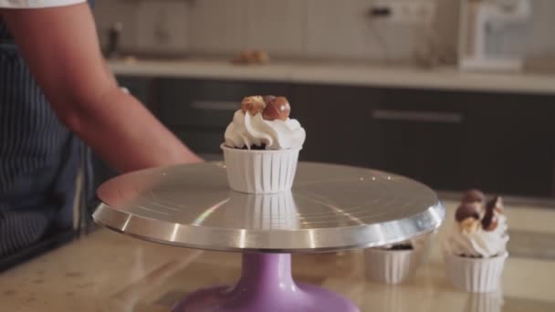 Díszített kézzel készített sütemények felszolgálása a tanúk padján — Stock videók
