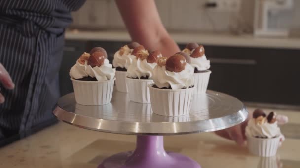 Servire cupcake decorati fatti a mano sul supporto metallico — Video Stock
