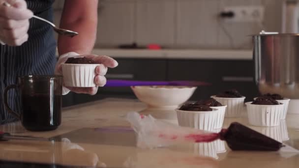 Ρίχνει στο cupcake γέμιση κεράσι και χυμό — Αρχείο Βίντεο
