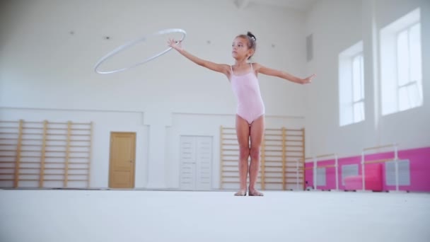Una niña entrenando en la sala de deportes con un aro — Vídeos de Stock