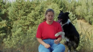 Tombul kadın ve sevimli köpeği birlikte dışarıda.