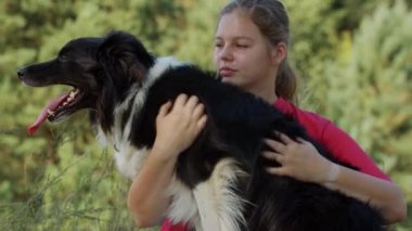 Tombul kadın ve sevimli büyük köpeği birlikte dışarı çıktılar.
