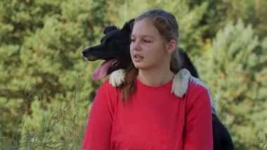 Tombul kadın ve sevimli büyük köpeği dışarıda birlikte oturuyorlar.