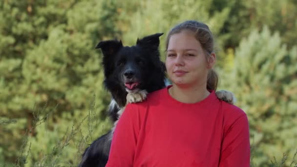 Plump tersenyum wanita dan nya lucu besar anjing luar bersama-sama — Stok Video