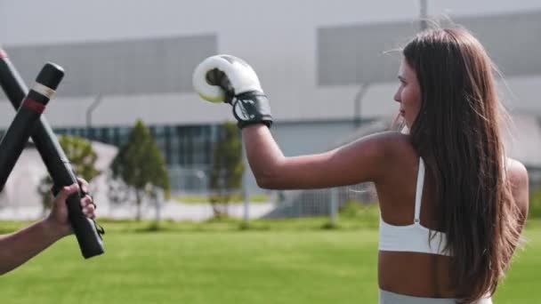Jeune femme boxe sur karaté entraînement et esquiver — Video