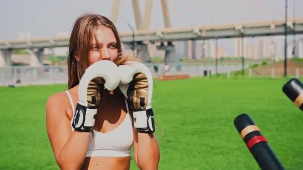 Treinamento de boxe ao ar livre - jovem mulher treinando soco e esquivar-se com seu treinador — Vídeo de Stock