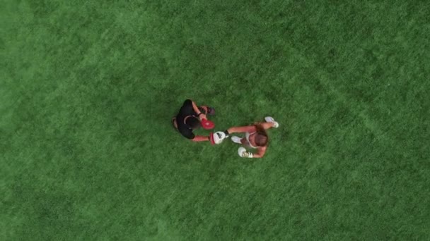녹색 잔디 위에서 남자 코치와 함께 권투 훈련을 받고 있는 젊은 여자 - 미트로 치기 — 비디오
