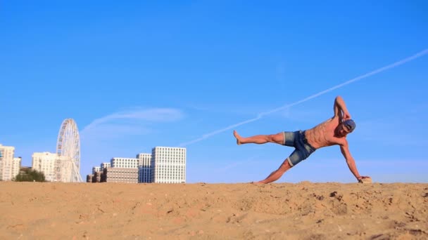 Fit droge jongeman doet sport oefeningen op het strand — Stockvideo