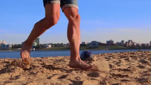 Junger Mann macht im Sommer Ausdauersport am Strand — Stockvideo