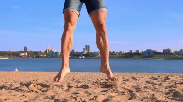 Junger Mann macht Sport am Strand — Stockvideo
