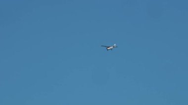 Mavi gökyüzünde uçan bir uçak