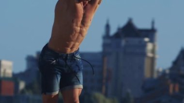 Spor egzersizleri. Genç akrobatik adam koşuyor ve taklalar atıyor.