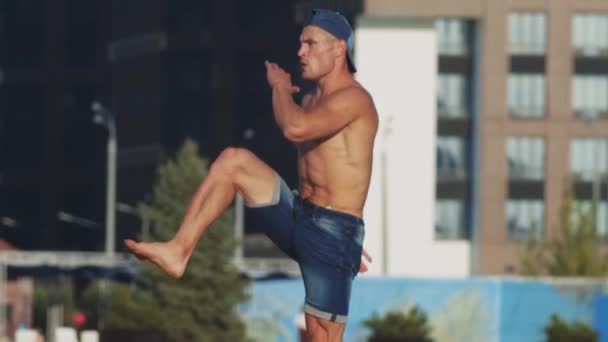 Sport im Freien - junger, fitter Mann macht am Strand Übungen für seine Beine — Stockvideo