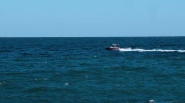 Tekne mavi deniz suyundan geçer.