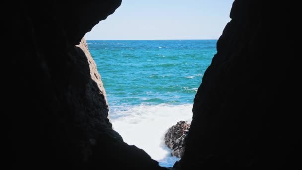 Blick von der Höhle auf das blaue Meer — Stockvideo