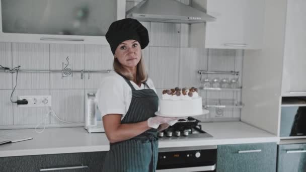 Kobieta szef kuchni trzyma gotowy tort ręcznie wykonane — Wideo stockowe
