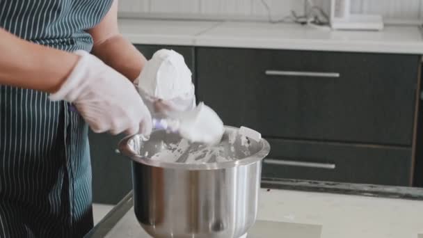 Шеф-повар делает торт ручной работы - кладет верхний белый крем в сумку для выпечки — стоковое видео