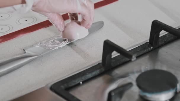 Kobieta szef kuchni wygładzając krawędzie form kremowych — Wideo stockowe