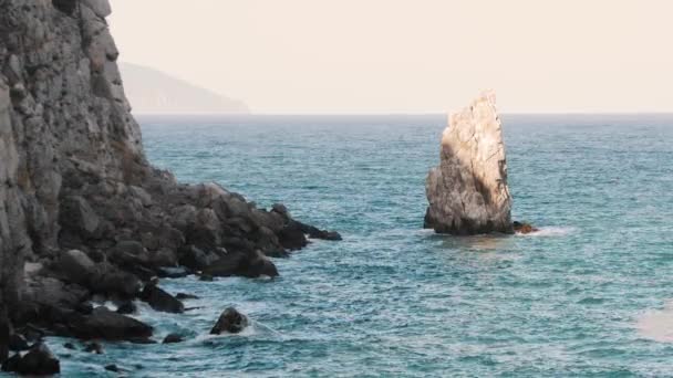 The Blue Sea breaks into large rocks — Stock Video