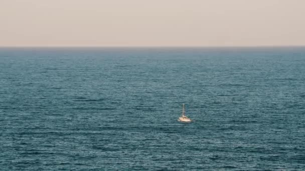 Een boot varen in de blauwe zee — Stockvideo